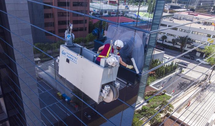 Limpieza de cristales exteriores cumpliendo todos los requisitos de seguridad.